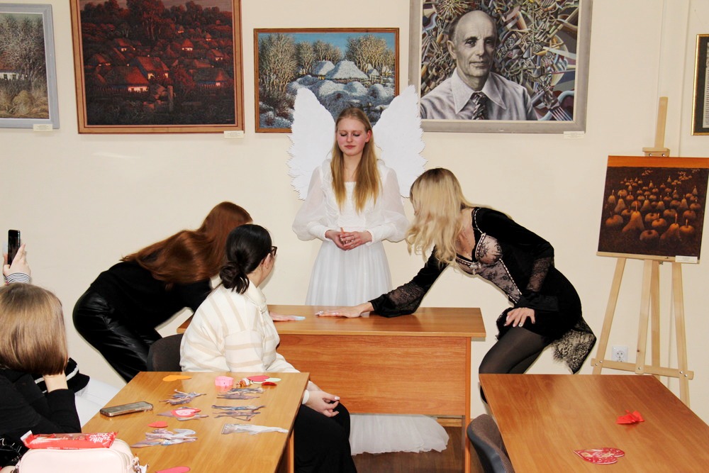 Змагання на швидкість - хто перший забере валентинку зі столі, той і переміг